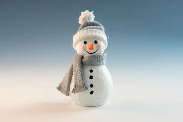 Obraz premium A smiling snowman wearing a gray hat and scarf
