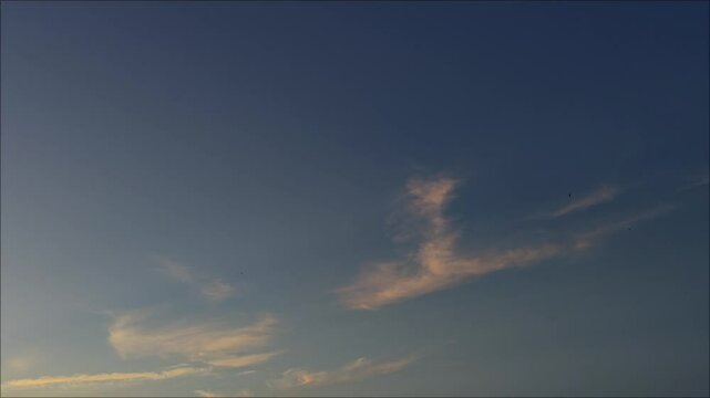 Paisaje del cielo al atardecer con cirros disolvi&eacute;ndose 