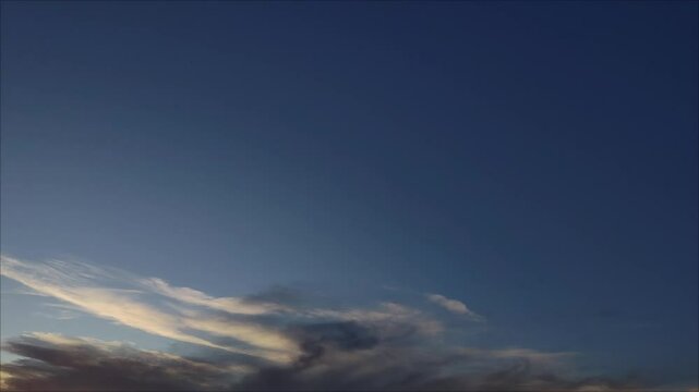 Paisaje con extra&ntilde;as nubes cirros de aspecto afilado al atardecer 