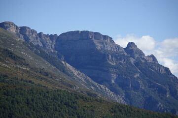 Parte de panorámica 1 paisaje de montañas de Ordesa en los Pirineos, vista desde el pueblo de Fanlo. España