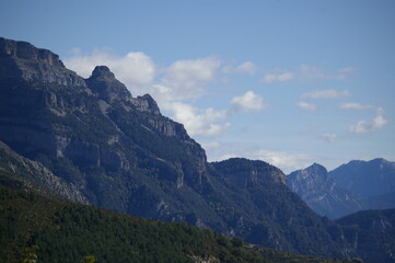 Fototapeta premium Parte de panorámica 2 paisaje de montañas de Ordesa en los Pirineos, vista desde el pueblo de Fanlo. España