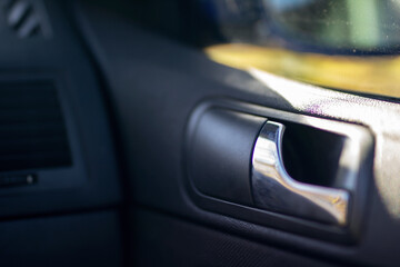 Obraz premium This is a detailed close up of a door handle found in a car