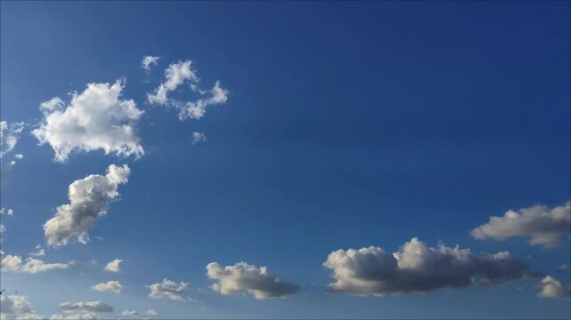 Cielo con mucha luz solar al anochecer
