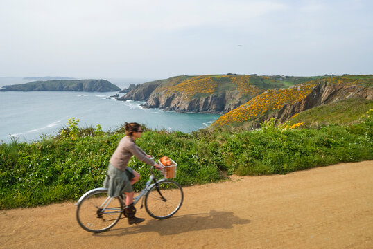 Bike ride on the coast along Grand Greve Bay at La Coupee, Sark island, Bailiwick of Guernsey, British Crown dependency, English Channel, Europe
