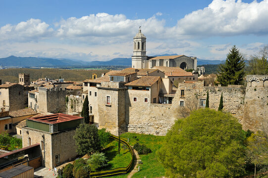 View of Girona from the walkway on the ramparts of the old city, Girona, Catalonia, Spain, Europe