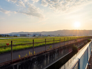 朝日に照らされた八尾空港