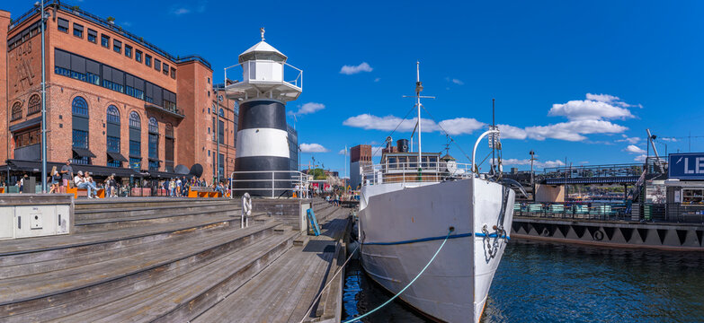 View of waterfront cafes and Oslo Lighthouse, Aker Brygge, Oslo, Norway, Scandinavia, Europe