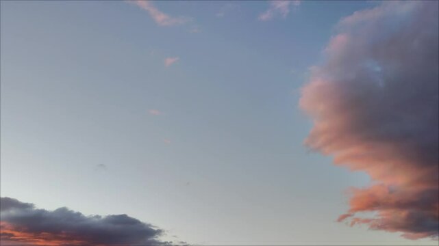 La nube rosa se desvanece al anochecer