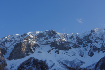 Obraz premium 冬山と青空