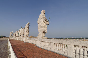 Obraz premium Statues of Apostle atop St. Peter's Basilica in Vatican City