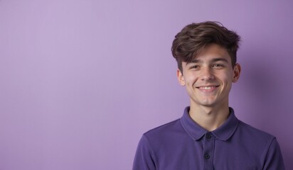 Obraz premium Young Man Smiling Cheerfully Against Purple Background with Copy Space