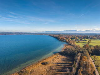 Herbstzauber am Starnberger See – Ein Blick von oben auf die malerische Natur bei Schloss...