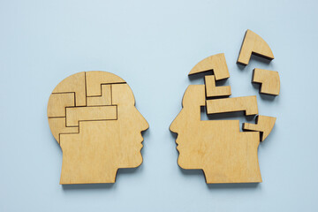 Head with a completed puzzle and another with disassembled pieces. Mentorship and psychotherapy