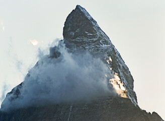 Matterhorn mit einer Wolke