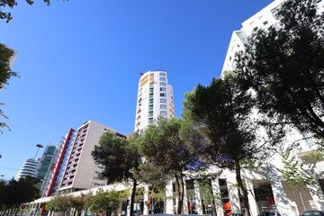 Immeuble de bureaux moderne dans le quartier d'affaires le parc des nations, vu de l'extérieur, ville de Lisbonne, Portugal