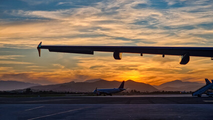 Ala de un aeronave, avión durante el amanecer
