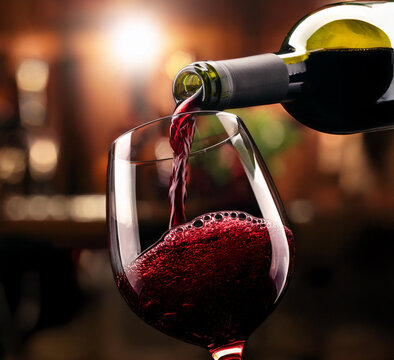 Escena de botella de vino sirviendo vino en una copa elegante