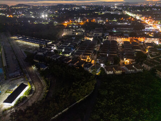 태국 파타야 좀티엔 도심의 화려한 야경과 도시 스카이라인 풍경
