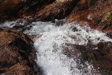 Agua de cascada entre las rocas