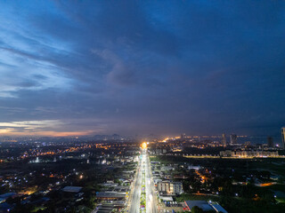 태국 파타야 좀티엔 도심의 화려한 야경과 도시 스카이라인 풍경
