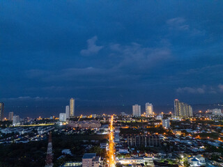 한적한 새벽시간의 밝게 빛나는 수쿰빗 도로의 풍경. 