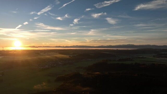 Herbstlicher Sonnenaufgang im Nebel

Tauchen Sie ein in die magische Atmosph&auml;re eines herbstlichen Morgens, festgehalten aus der Luft. Diese beeindruckende Drohnenaufnahme zeigt die sanften Sonnenstra