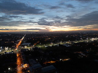 한적한 새벽시간의 밝게 빛나는 수쿰빗 도로의 풍경. 
