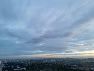 털이 가득한 한마리 양처럼 둥실둥실 떠있는 거대하고 하얗고 올록볼록한 기분을 좋게 만드는 뭉게구름,
