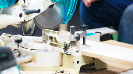 木工、DIY、大工、電ノコ、電鋸、電動、ノコギリ、マルノコ、丸鋸、卓上、木材、職人、工具、建築、家具、ブレード、切断、切る、カット、カッター、男性、日本人、手元、アップ、鋸、趣味、道具、日曜大工、のこぎり、ライフスタイル、仕事、住宅、室内、工事、レンタル、手作り、机上、手、材木、クローズアップ、エレクトロニクス、テクノロジー、技術、工務店、補修、改修、リフォーム、電気、作業、人物