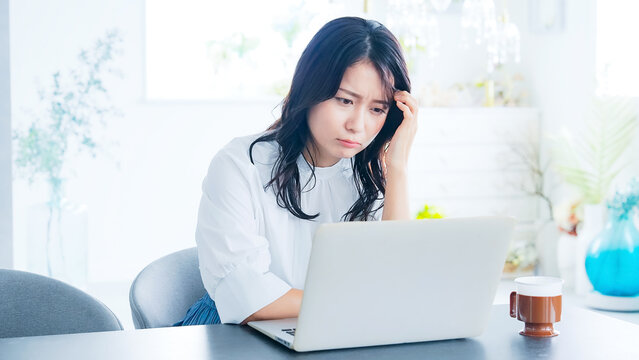 悩む、女性、ノートパソコン、PC、日本人、オフィス、ビジネス、考える、不満、疑問、悩み、困る、トラブル、問題、カフェ、仕事、転職、ストレス、疲労、落ち込む、がっかり、残念、緊張、プレッシャー、心配、不安、憂うつ、失敗、後悔、悔しい、クレーム、副業、在宅ワーク、部屋、若い、20代、嫉妬、挫折、うんざり、ネガティブ、表情、イライラ、ニュース、インターネット、オンライン、web、DX、難しい、主婦、人物