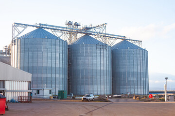 Grain storage terminal with tanks in a seaport.