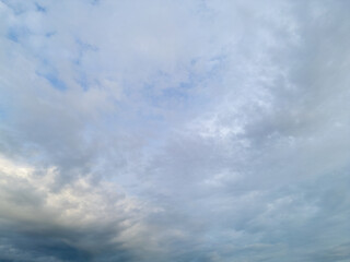 Fototapeta premium 털이 가득한 한마리 양처럼 둥실둥실 떠있는 거대하고 하얗고 올록볼록한 기분을 좋게 만드는 뭉게구름, 