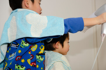 髪を乾かす子供