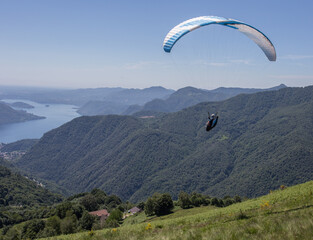Parapente au-dessus du lac Majeure