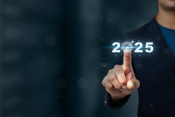 Obraz premium A businessman touches a digital target symbol with the year 2025, symbolizing future planning, goals, and technology-driven success.