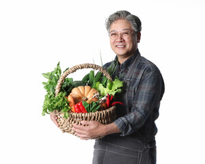 은퇴후 귀농하여 수확한 농산물 바구니를 들고있는 농부