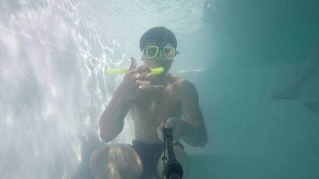 homem faz mergulho em piscina com mascara 