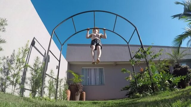 homem fez treino de calistenia ao ar livre, muscula&ccedil;&atilde;o com o peso do corpo 