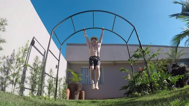 homem fez treino de calistenia ao ar livre, muscula&ccedil;&atilde;o com o peso do corpo 