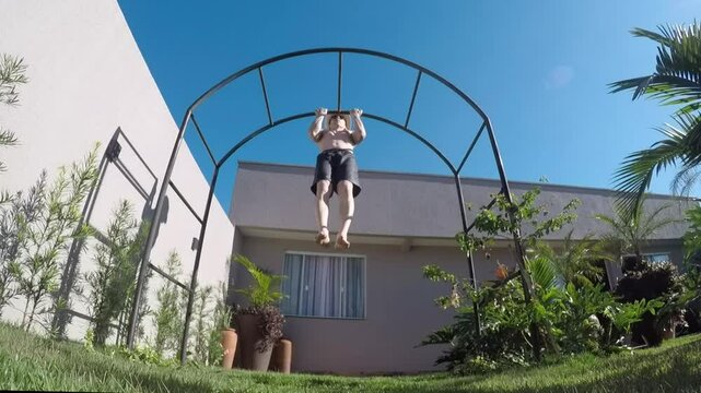 homem fez treino de calistenia ao ar livre, muscula&ccedil;&atilde;o com o peso do corpo 