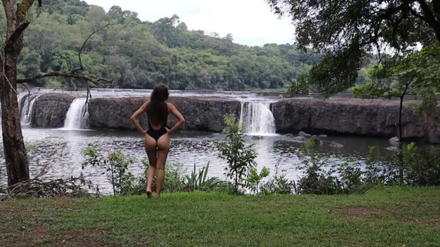 Mulher se diverte em cachoeira 