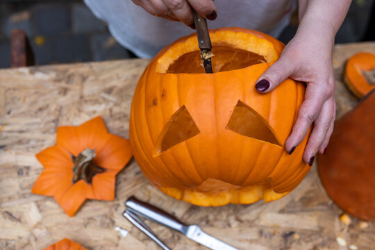 Ein K&uuml;rbis Gesicht zu Halloween geschnitzt