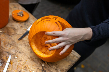 Einen Kürbis mit Messern und Löffel zu Halloween bearbeiten