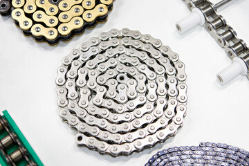 Metal chain for transport mechanism