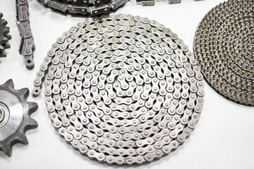 Metal chain for transport mechanism