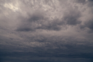 Obraz premium The sky is covered with gray clouds all the way to the horizon