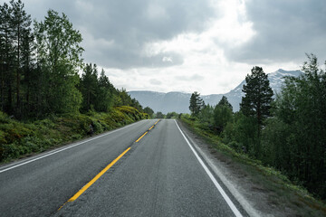 Naklejka premium Empty road in a moody norway mountain landscape