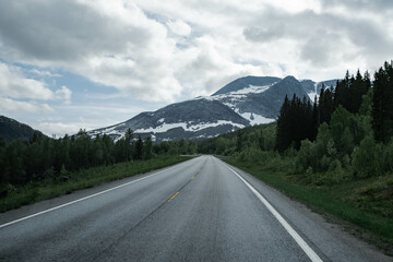 Naklejka premium Empty road in a moody norway mountain landscape