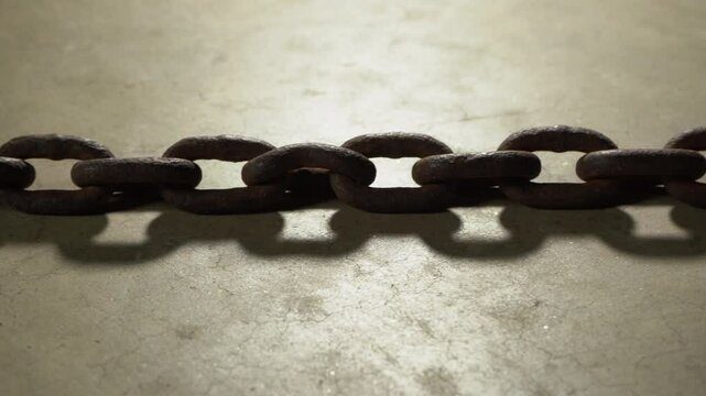 Dolly of a heavy rusty chain