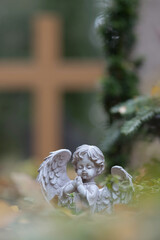 Kleine Trostengel Figuren am Grab, soft weicher Hintergrund